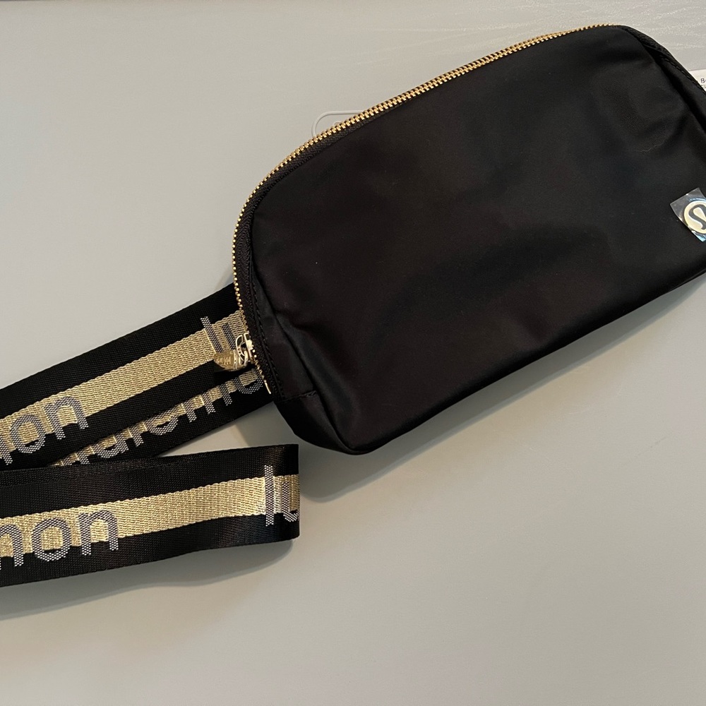 Lululemon Everywhere Belt Bag 1L - Black/Gold/Opal